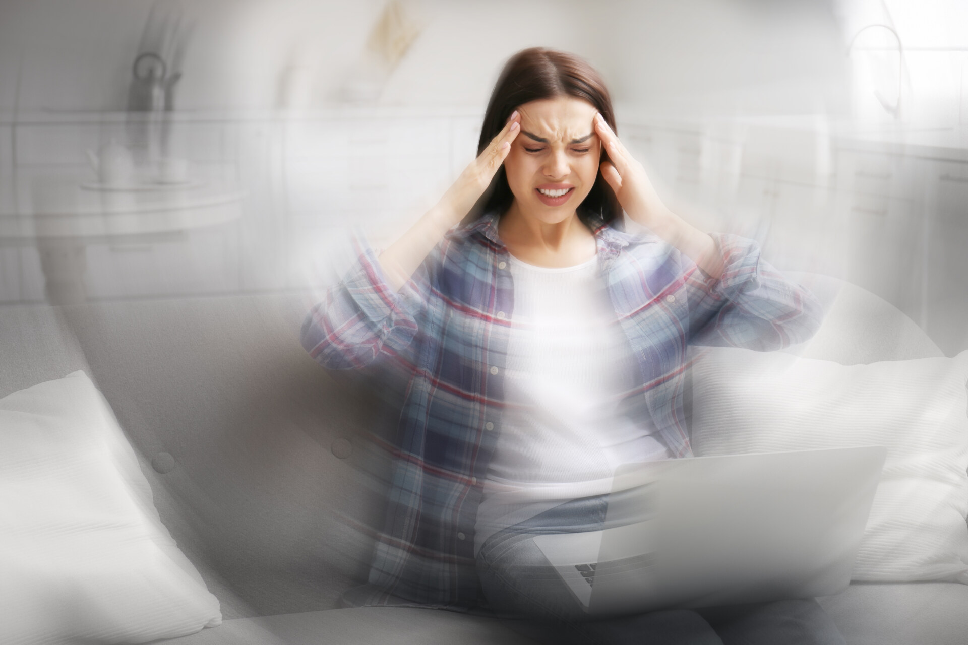 Osoba siedząca przy oknie i odpoczywająca w chwili przeciążenia psychicznego